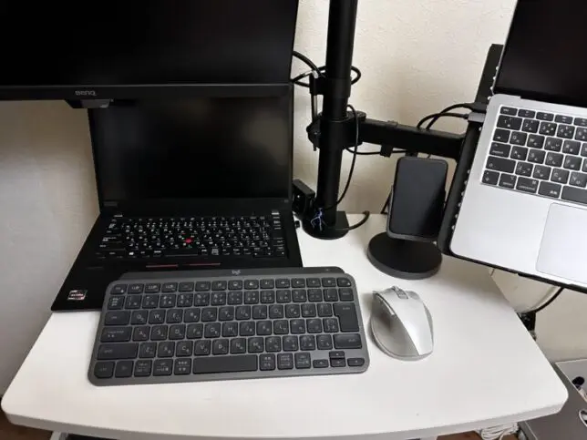 E-win スタンディングデスクにPCとキーボード、マウスを設置