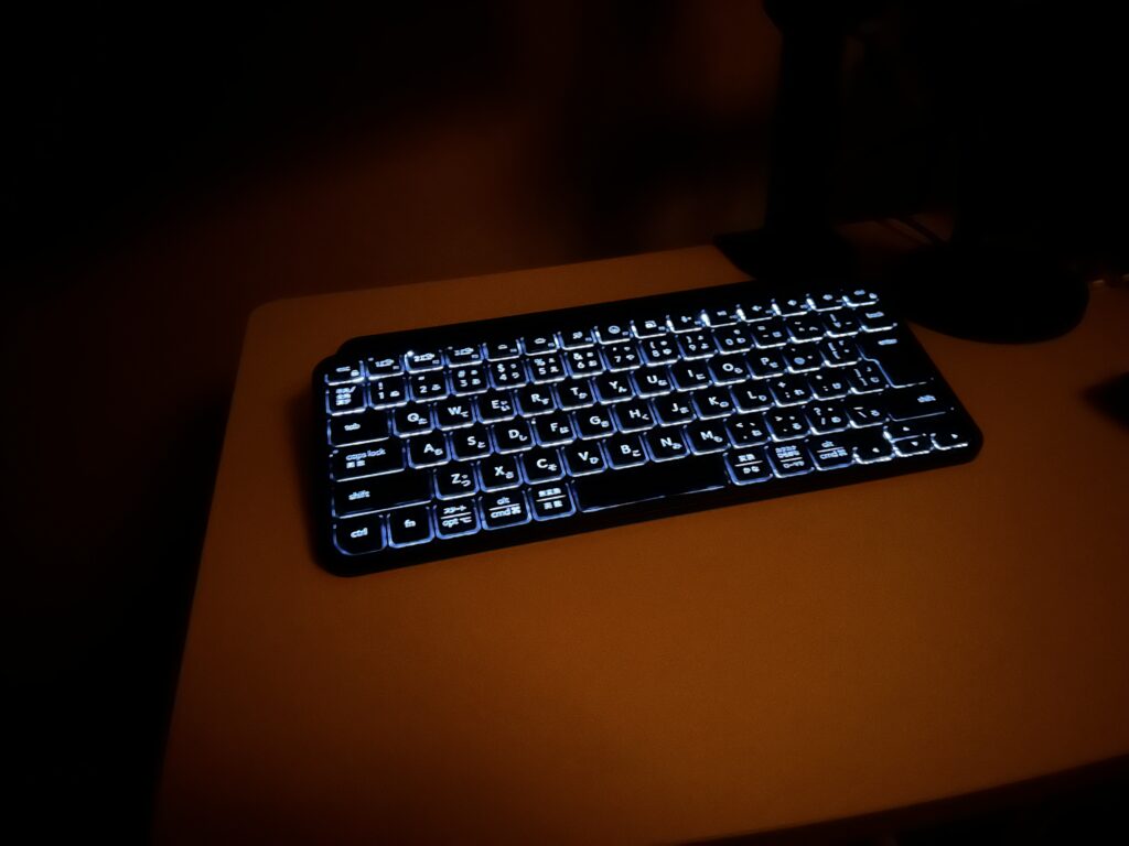 Logicool MX keys miniのバックライトキーボードが点灯している状態