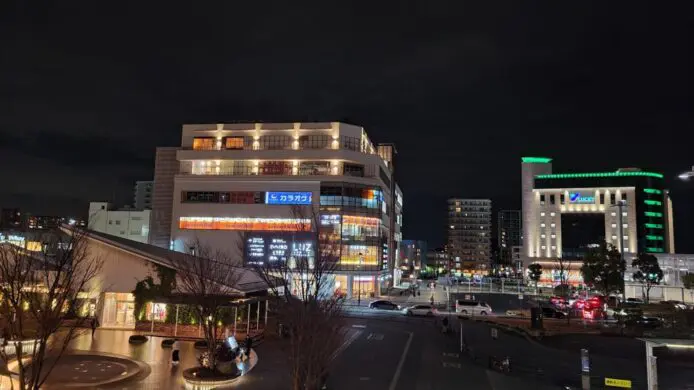 Galaxy s20+で広角の夜景モードで撮影した辻堂駅